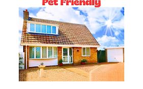 Stunning Holiday Cottage Nr Skegness In Sunny Chapel St Leonards Just Mins From The Beach & Attractions - Perfect For Couples & Family'S Who Love To Relax But Want Exciting Adventures Nearby! Large Pet Friendly Garden!